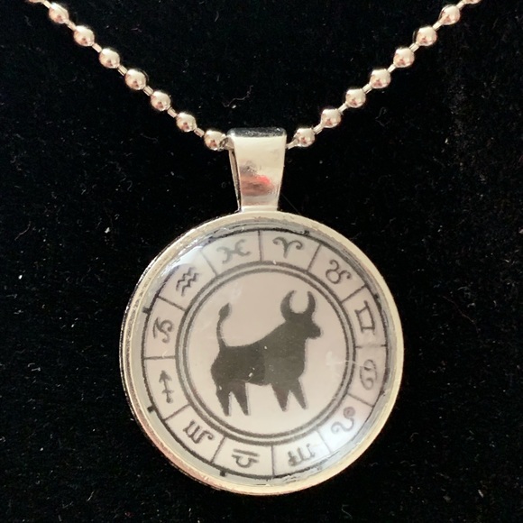 Cabochon Pendant Charm Necklace - Picture 3 of 4